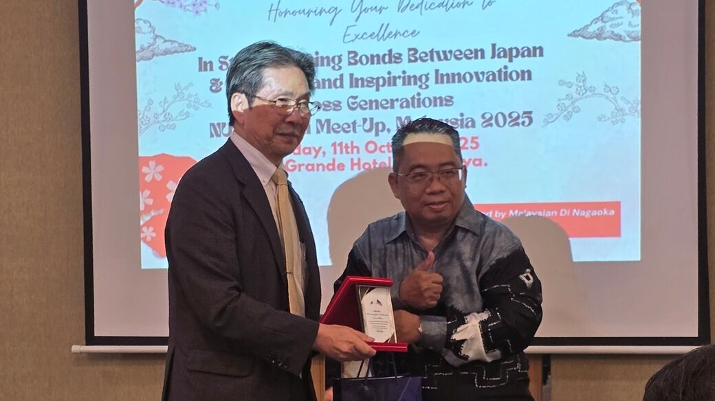 President Kamado and Dr. Arbaain exchanged commemorative gifts as a token of their gratitude.