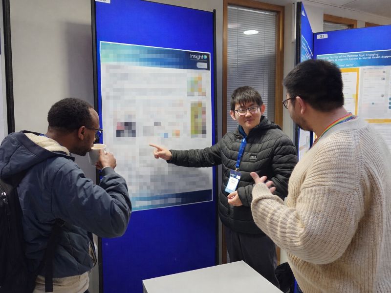 ダブリンシティ大学研究室メンバーとのポスター発表風景