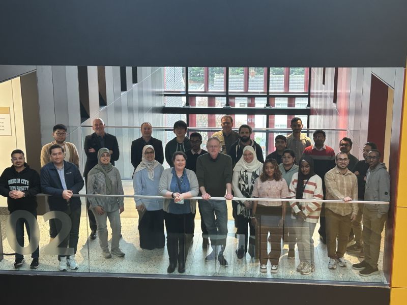 ダブリンシティ大学研究室メンバーとの集合写真