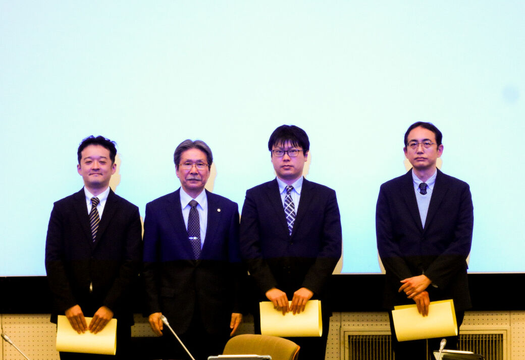 記念撮影:学長(左から2人目)と認定証授与式に出席された3名の教員