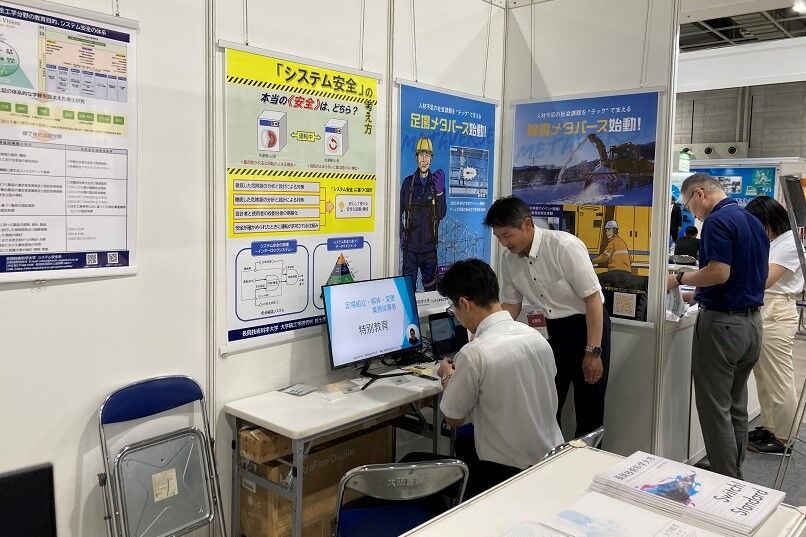 特別教育を受講している来場者