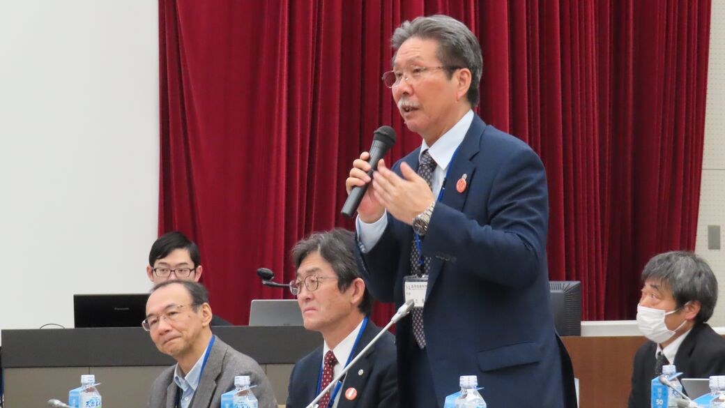 挨拶と大学の現況報告を行う鎌土学長