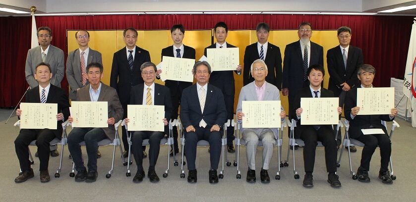 学長を囲んでの集合写真