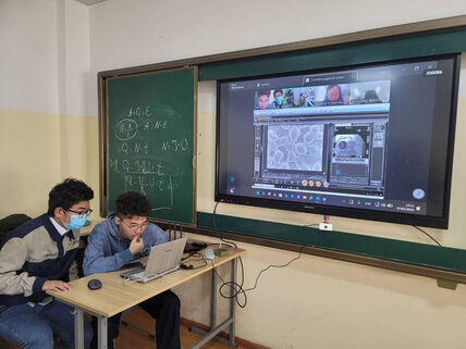 長岡技術科学大学の電子顕微鏡をモンゴルから遠隔操作 －現地の高専生24名が、初めてのミクロの世界を探索－ 画像