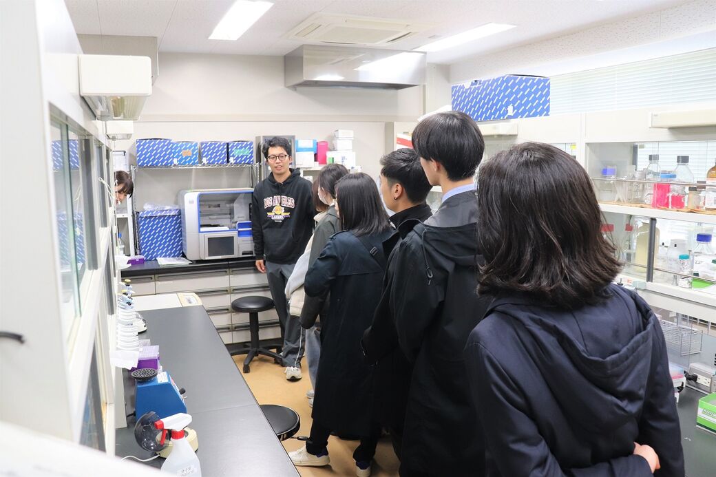 ラボツアーの様子1