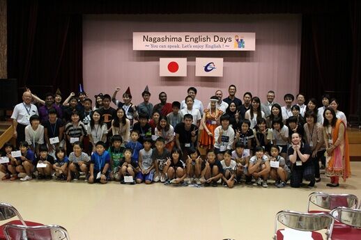 小学生と留学生の国際交流イベント集合写真(2nd ISLife)