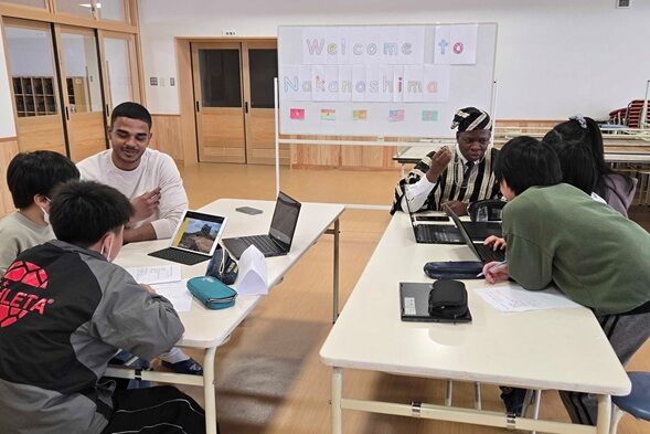 「Let’s talk in English with international students!」を開催（小学生と留学生の交流イベント）