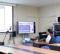 機器の遠隔操作システムを活用した講義の様子1