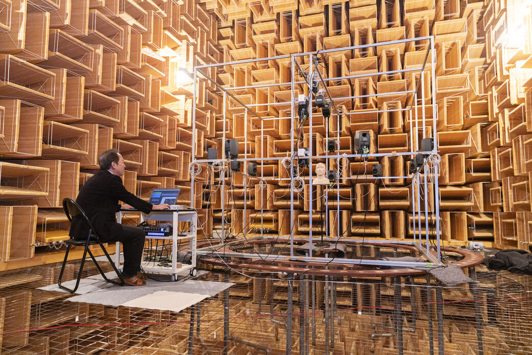 無響室での音響特性の測定風景