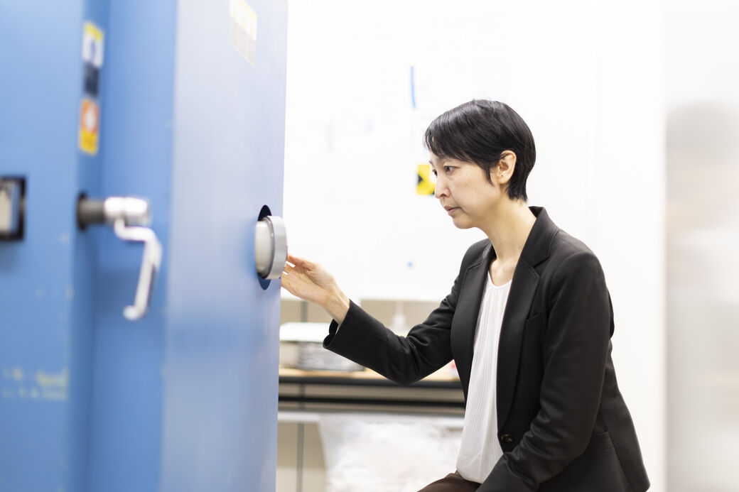 稼働中の装置内部を確認している様子