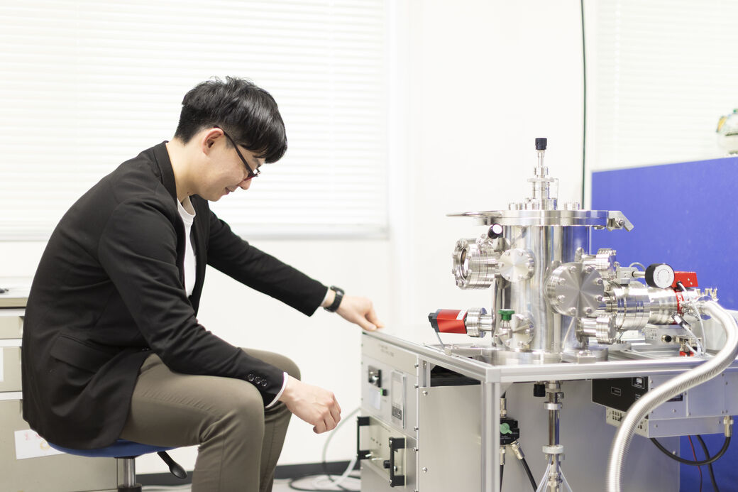 スパッタリング装置を操作する様子
