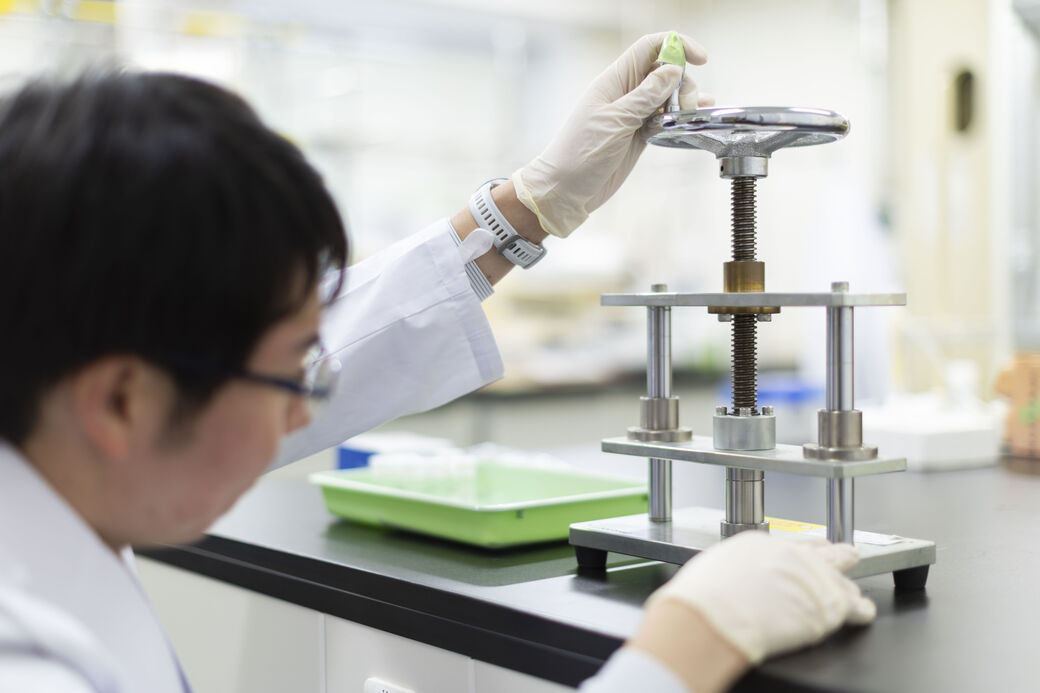 照射用ターゲットの成形作業