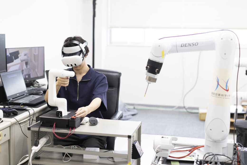 HMDとミニロボットを活用した遠隔ロボット操作の様子